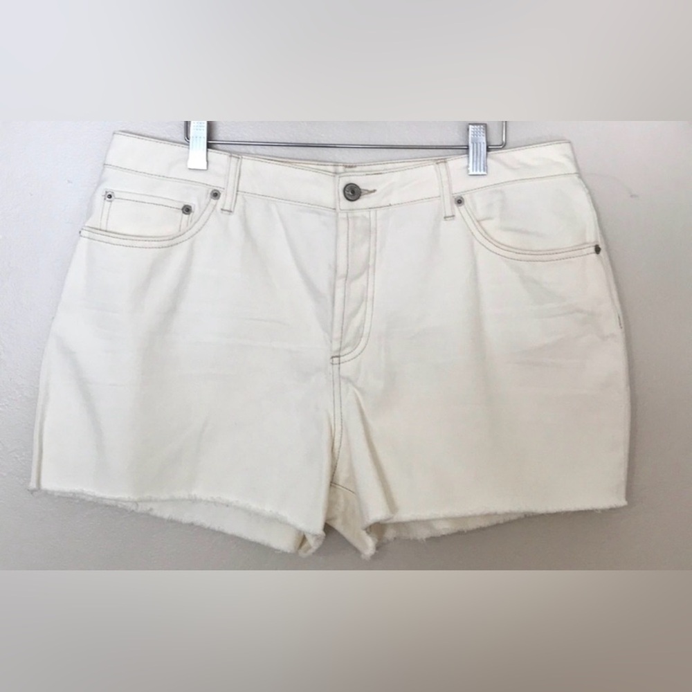 NEW House Of Harlow Cream Jean Shorts. 31